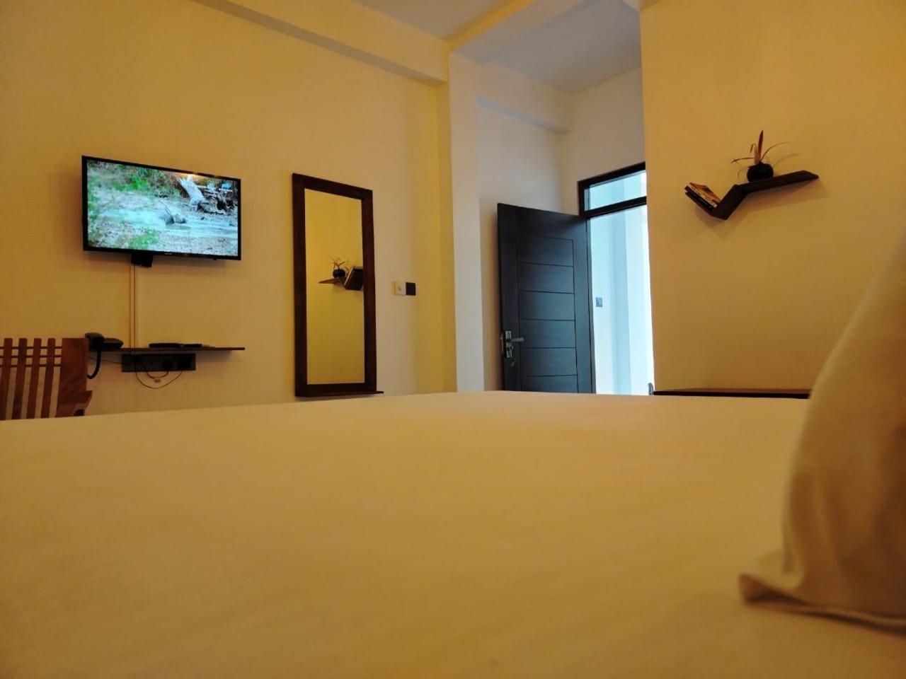 Diora Hotel Ratnapura Extérieur photo